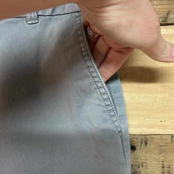 Loft size 8 Light Gray Color Mid-rise 4” Inseam The Riviera Shorts with Pockets - Picture 4 of 11